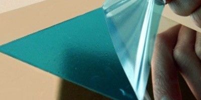 Giá tốt. Lớp phủ có một thành phần thân thiện với môi trường dựa trên nước để bảo vệ kính trực tuyến